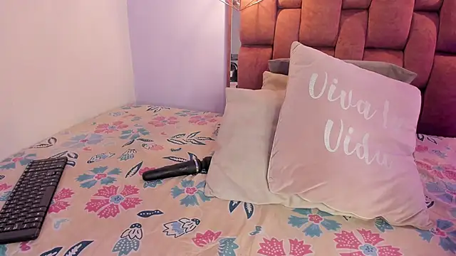 kristakinnky online show from 11/25/25, 01:44