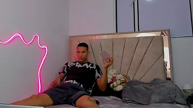 Hana and Zeta online show from 03/03/26, 03:34