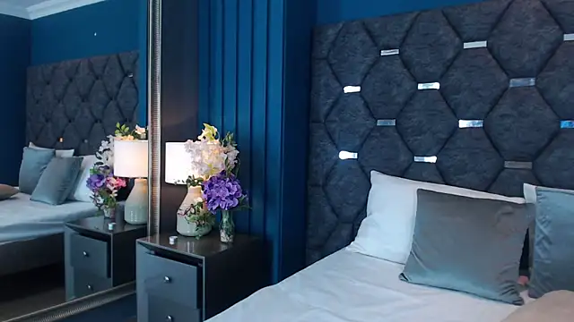 VanessaGlenn online show from 10/31/25, 03:13