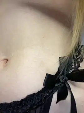 Snapshot of beautiful_angel chatting on 05/17/26, 01:29 beautiful angel online show from 05/17/26, 01:29