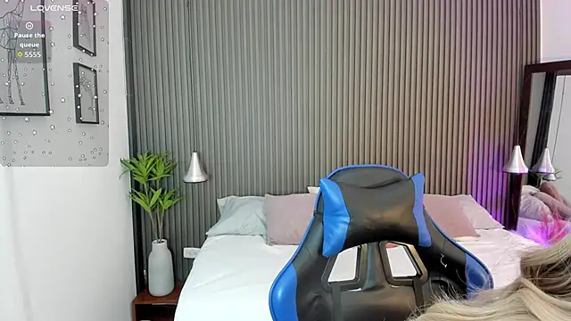 Axel brunette1 online show from 04/15/26, 08:31