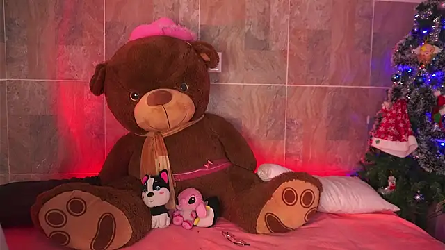 Snapshot of LeagueOfLovers chatting on 12/23/24, 12:03 LeagueOfLovers online show from 12/23/24, 12:03