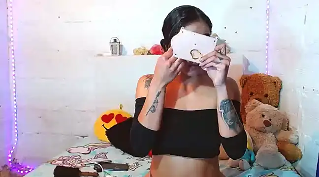 Snapshot of kendall-storm chatting on 02/14/25, 01:23 kendall-storm online show from 02/14/25, 01:23