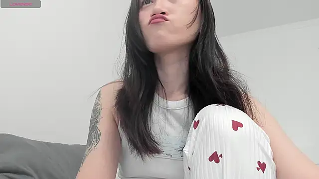 Snapshot of aenie chatting on 03/13/25, 11:41 aenie online show from 03/13/25, 11:41