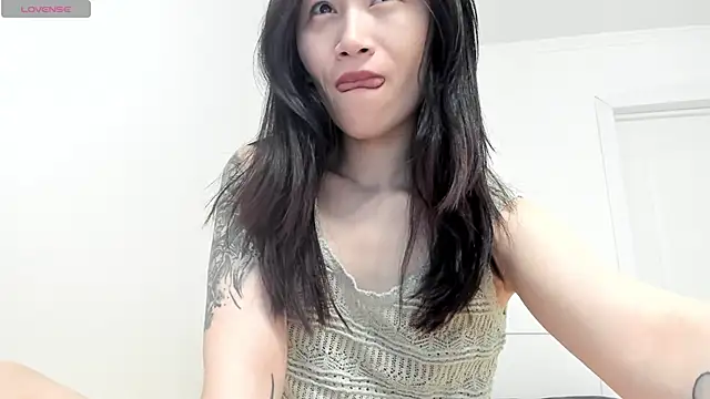 Snapshot of aenie chatting on 03/18/25, 04:58 aenie online show from 03/18/25, 04:58