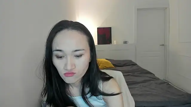 Snapshot of aenie chatting on 10/21/25, 04:02 aenie online show from 10/21/25, 04:02