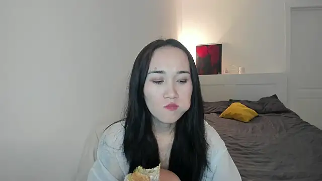 Snapshot of aenie chatting on 10/24/25, 11:50 aenie online show from 10/24/25, 11:50