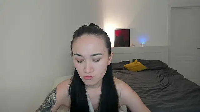 Snapshot of aenie chatting on 10/29/25, 12:51 aenie online show from 10/29/25, 12:51