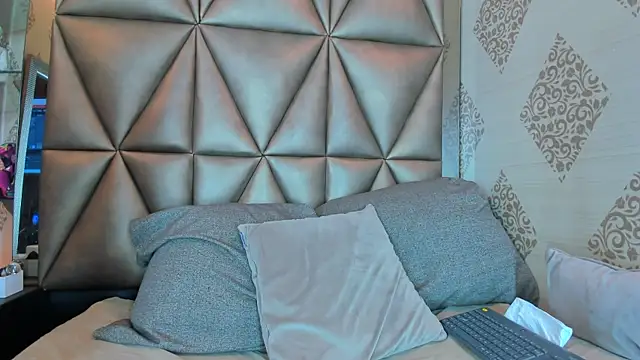 Corina Taylor  online show from 11/05/25, 12:05