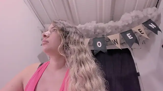 Snapshot of Lauu_G chatting on 10/23/25, 09:19 Lauu G online show from 10/23/25, 09:19