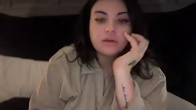 Snapshot of curvybabesx1 chatting on 10/15/25, 01:44 curvybabesx1 online show from 10/15/25, 01:44