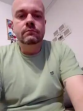 Snapshot of mikaaaaase chatting on 10/19/25, 01:06 mikaaaaase online show from 10/19/25, 01:06