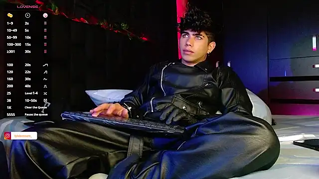 LyleBennett  online show from 12/18/24, 01:45