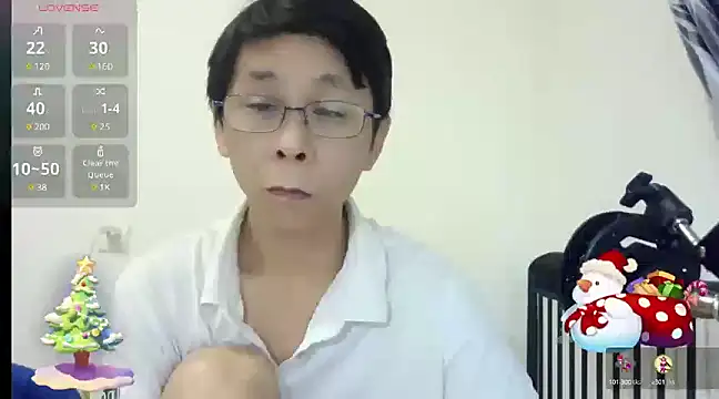 Snapshot of TGH521 chatting on 12/22/24, 01:12 TGH521 online show from 12/22/24, 01:12