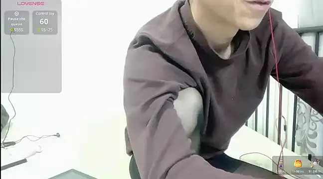 Snapshot of TGH521 chatting on 12/28/24, 09:51 TGH521 online show from 12/28/24, 09:51