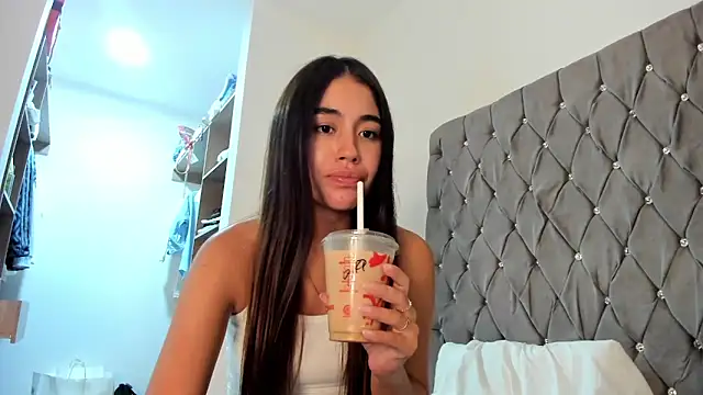 Snapshot of AriaMontgomery chatting on 12/22/24, 02:49 AriaMontgomery online show from 12/22/24, 02:49