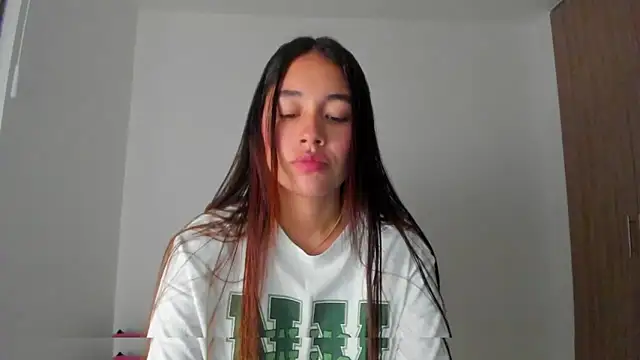 Snapshot of AriaMontgomery chatting on 10/27/25, 03:43 AriaMontgomery online show from 10/27/25, 03:43