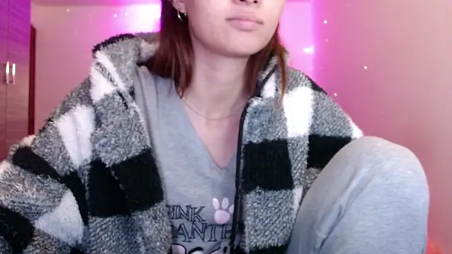 Snapshot of holy_juli chatting on 05/03/26, 02:39 holy juli online show from 05/03/26, 02:39