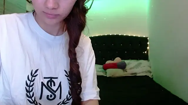 Snapshot of holy_juli chatting on 05/25/26, 04:07 holy juli online show from 05/25/26, 04:07