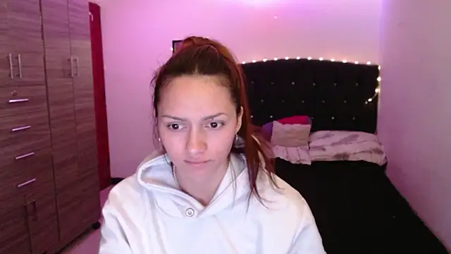 Snapshot of holy_juli chatting on 06/01/26, 03:52 holy juli online show from 06/01/26, 03:52