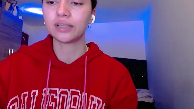 Snapshot of holy_juli chatting on 06/02/26, 04:36 holy juli online show from 06/02/26, 04:36