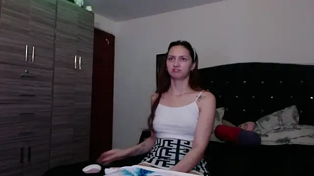 Snapshot of holy_juli chatting on 06/25/26, 05:12 holy juli online show from 06/25/26, 05:12