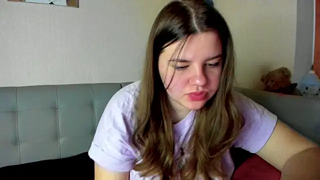 Snapshot of Adeellia chatting on 12/04/24, 12:08 Adeellia online show from 12/04/24, 12:08