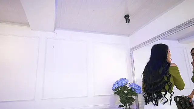 Snapshot of elasummer chatting on 03/11/25, 12:06 elasummer online show from 03/11/25, 12:06