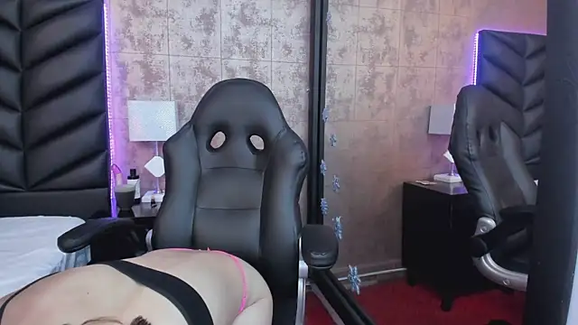 HazelMoret online show from 01/15/25, 05:26