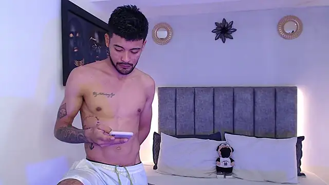 Snapshot of evil_boys_77 chatting on 12/01/24, 10:32 evil boys 77 online show from 12/01/24, 10:32