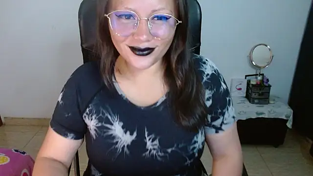 Snapshot of miss_evoleth2 chatting on 06/07/26, 05:00 miss evoleth2 online show from 06/07/26, 05:00