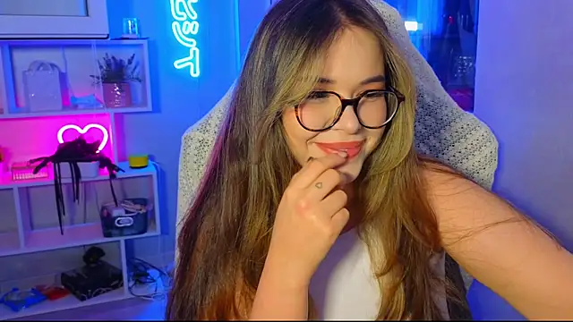 Snapshot of CutiePie3 chatting on 09/15/25, 10:43 CutiePie3 online show from 09/15/25, 10:43