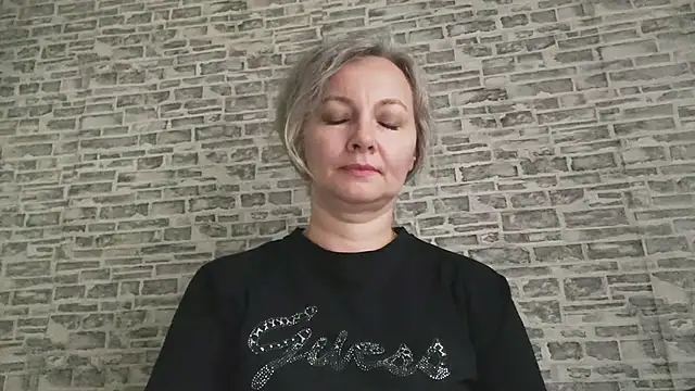 EdithManning online show from 10/31/25, 07:09