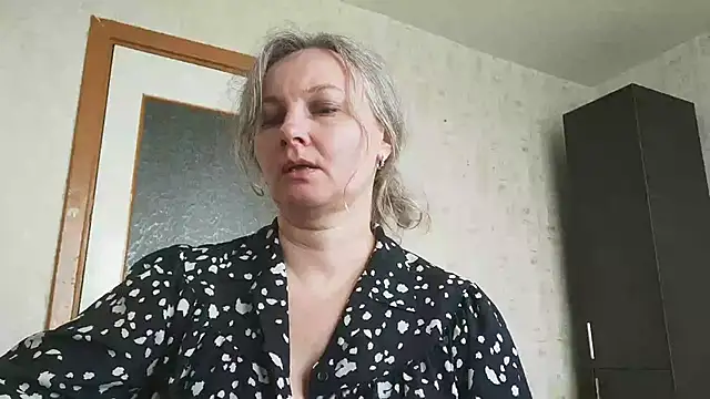 Snapshot of EdithManning chatting on 05/19/26, 06:31 EdithManning online show from 05/19/26, 06:31