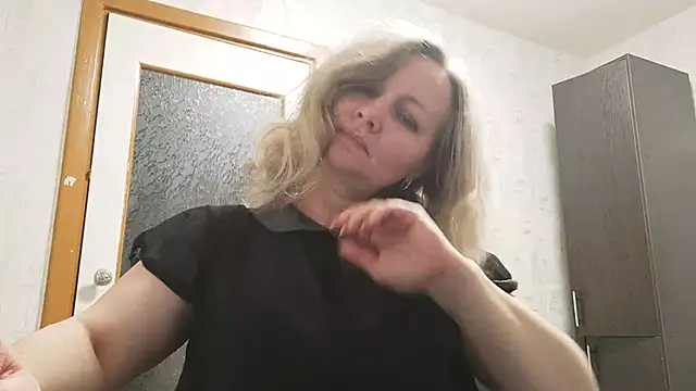 Snapshot of EdithManning chatting on 05/21/26, 06:04 EdithManning online show from 05/21/26, 06:04