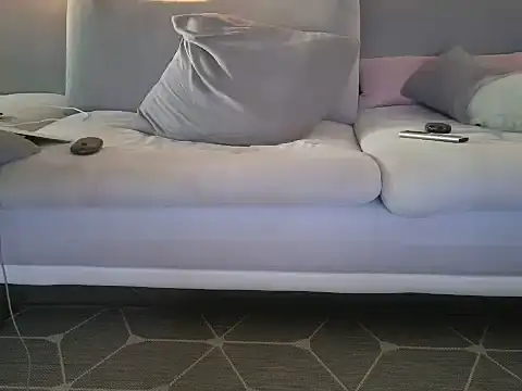 Laure11 online show from 10/16/25, 04:52