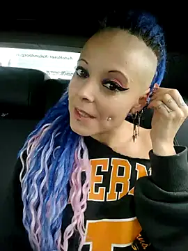 Snapshot of EdgesOfReality chatting on 10/04/25, 08:56 EdgesOfReality online show from 10/04/25, 08:56