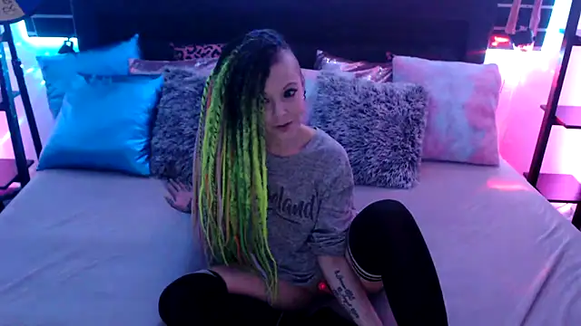 Snapshot of EdgesOfReality chatting on 12/17/25, 10:38 EdgesOfReality online show from 12/17/25, 10:38