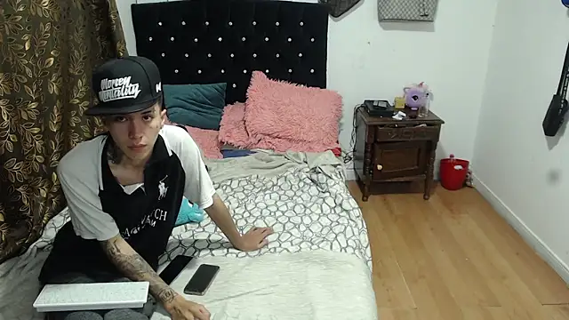 Snapshot of Kitty_and_jake chatting on 12/13/24, 07:58 Kitty and jake online show from 12/13/24, 07:58