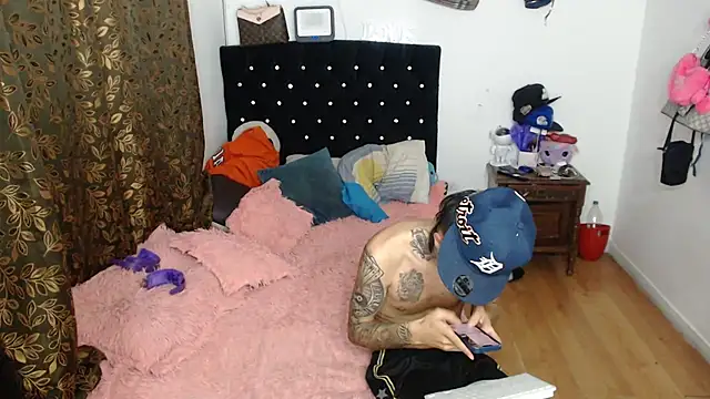 Snapshot of Kitty_and_jake chatting on 03/19/25, 05:52 Kitty and jake online show from 03/19/25, 05:52