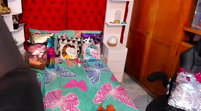 larafoxter online show from 12/13/24, 08:58