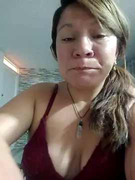 Snapshot of Skylar-Vox- chatting on 02/14/25, 03:33 Skylar-Vox- online show from 02/14/25, 03:33