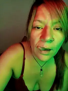 Snapshot of Skylar-Vox- chatting on 02/19/25, 01:40 Skylar-Vox- online show from 02/19/25, 01:40