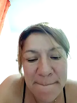 Snapshot of Skylar-Vox- chatting on 10/18/25, 04:48 Skylar-Vox- online show from 10/18/25, 04:48