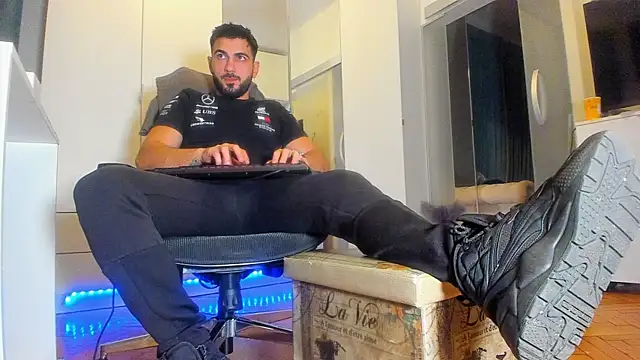 Snapshot of welcometo_hell chatting on 10/06/25, 08:17 welcometo hell online show from 10/06/25, 08:17