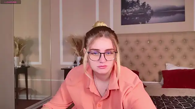 Snapshot of KarenLong chatting on 12/02/24, 07:38 KarenLong online show from 12/02/24, 07:38