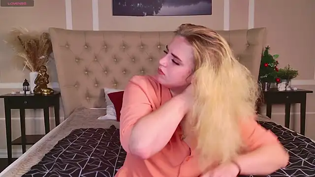 Snapshot of KarenLong chatting on 12/03/24, 01:52 KarenLong online show from 12/03/24, 01:52