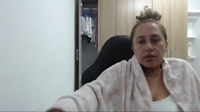 RoxanaLove9 online show from 04/19/26, 02:22