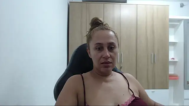 RoxanaLove9 online show from 05/12/26, 01:36