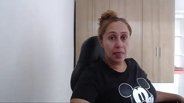 RoxanaLove9 online show from 07/04/26, 05:30